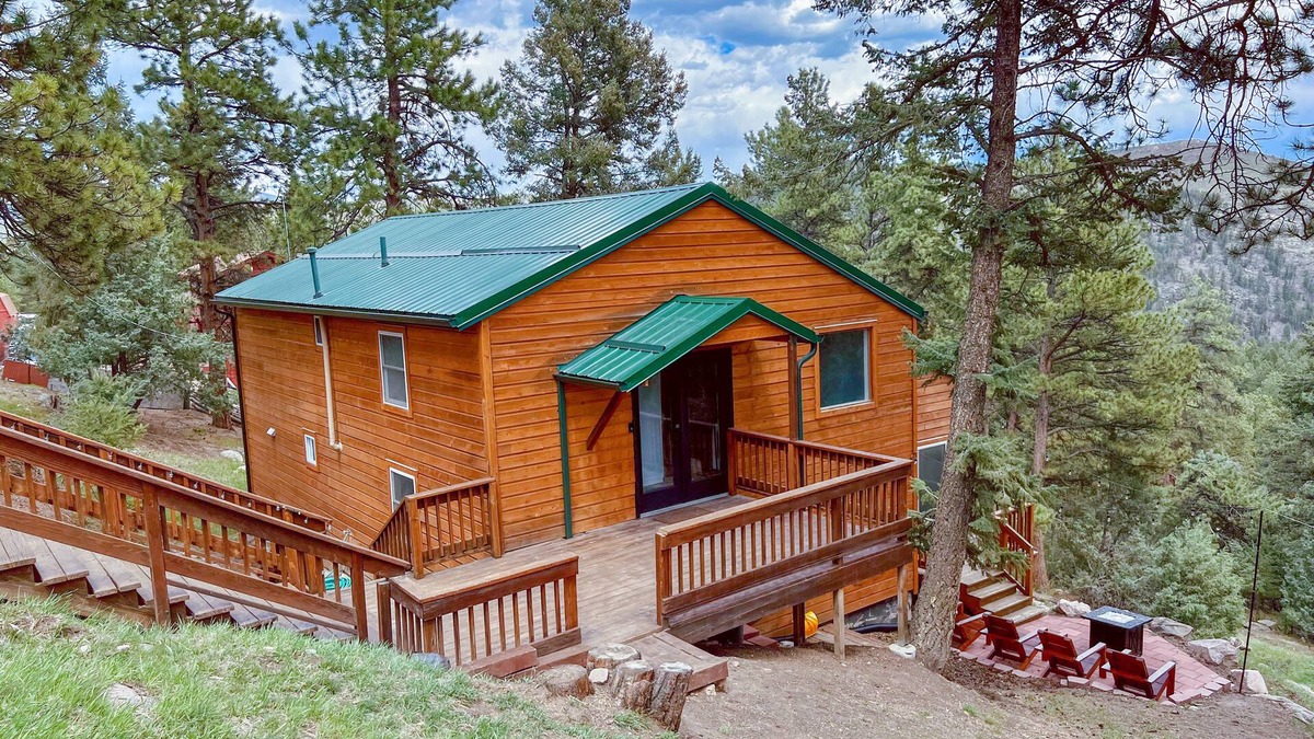 Bailey Cabin | Cozy Mountain Getaway with Stunning Views!