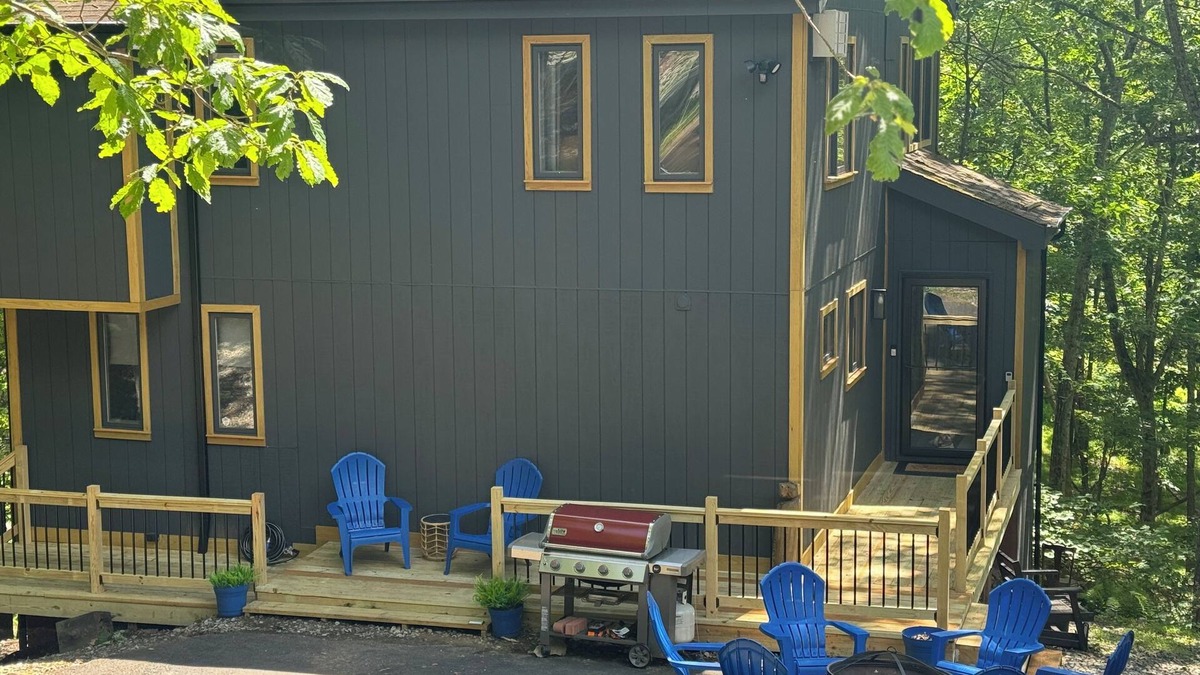 Bushkill House | Cozy Mountain Lodge, Pool Table, Back Deck, Fire pit. Pet Friendly!