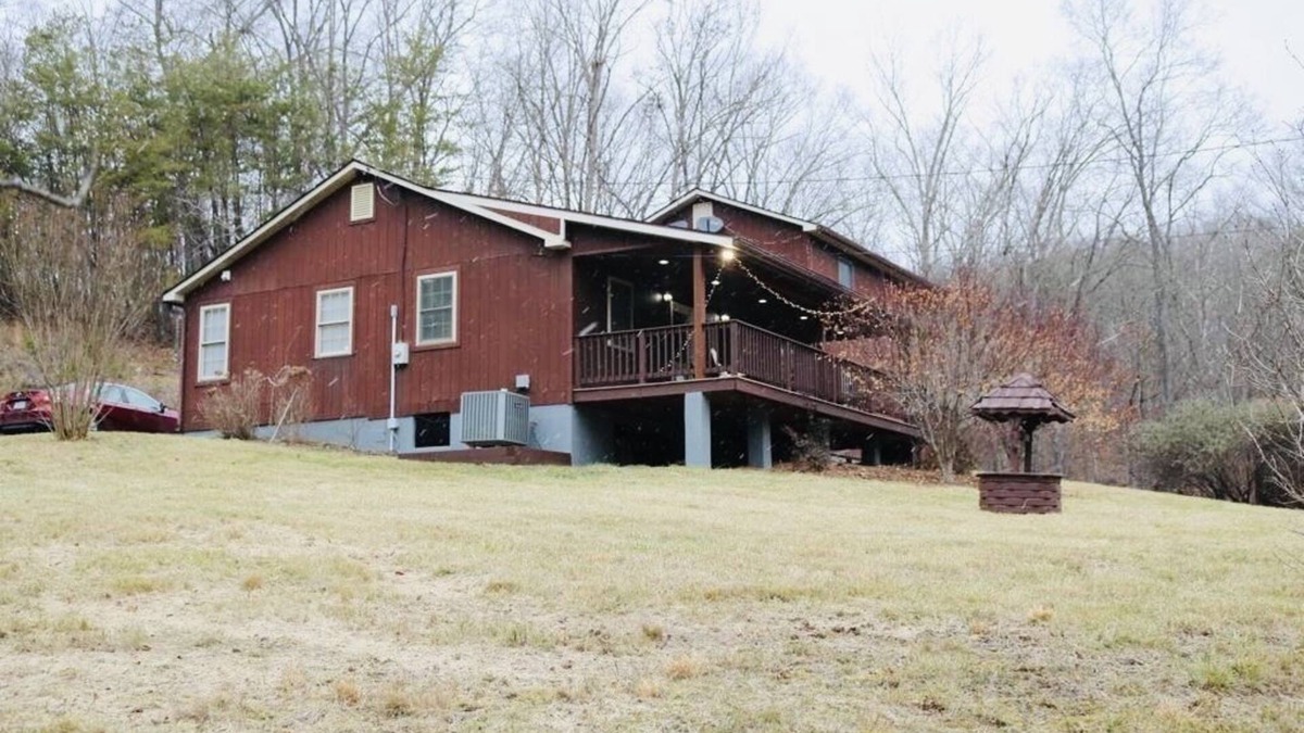Cross Junction Cabin | Cozy Mountain Retreat with Pickle-ball Court. Pet Friendly!