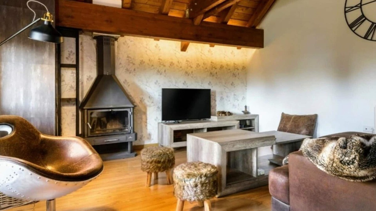 Jaca Apartment | Cozy Mountain-Style Apartment with Fireplace, 15 mins from Jaca