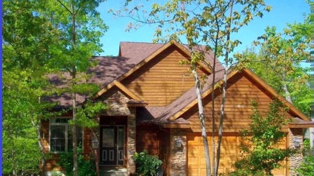 McGaheysville House | Cozy Mountain Top Cabin; Screened In Deck & Grill; WI-FI; Games; Foosball Table!