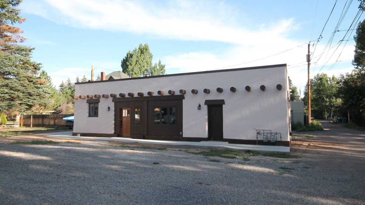 Monte Vista House | Cozy Mountain Town Bunkhouse - fish, ski, hunt & explore the nearby San Juan Mts