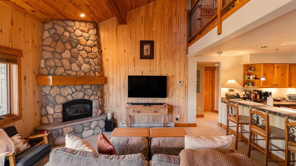 Steamboat Springs Condo | Cozy Mountain Retreat w/Fireplace and Hot Tub
