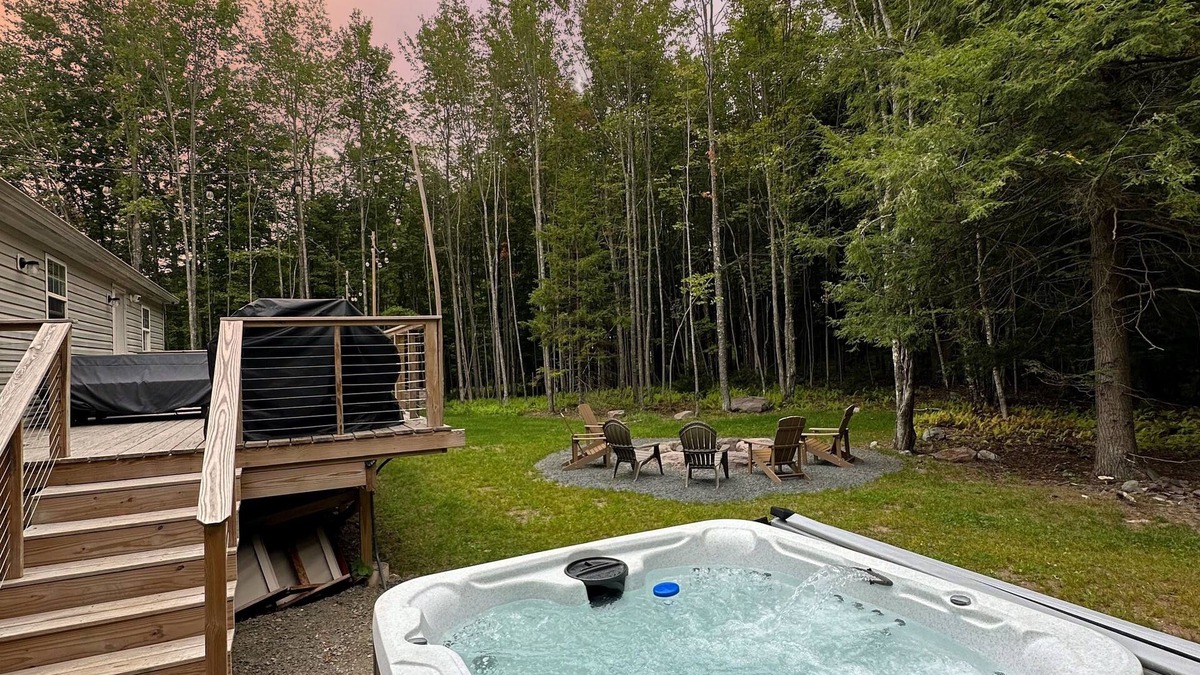 East Jewett House | Cozy Mountain Vibes for the Crew - Hot Tub, Game Room, EV, Near Hunter & Windham