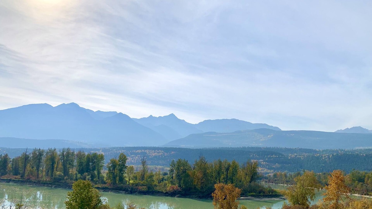 Golden Condo | Cozy Mountain View Getaway - Surreal Mountain and River View