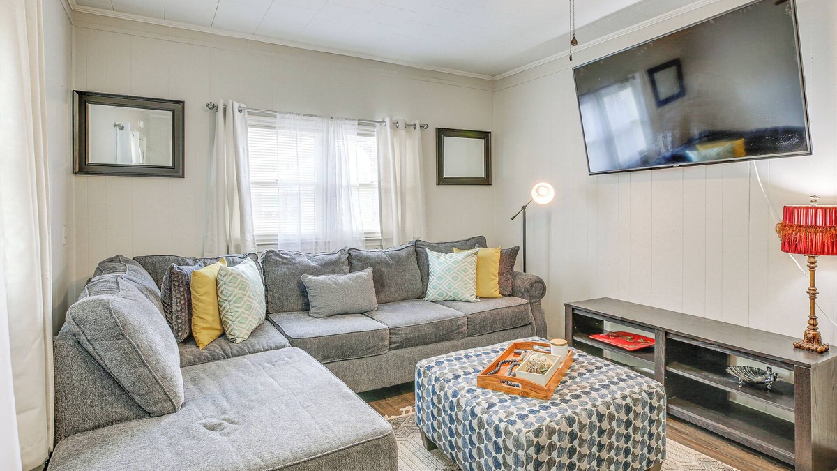 Mullins House | Cozy Mullins Retreat w/Backyard & Covered Porch!