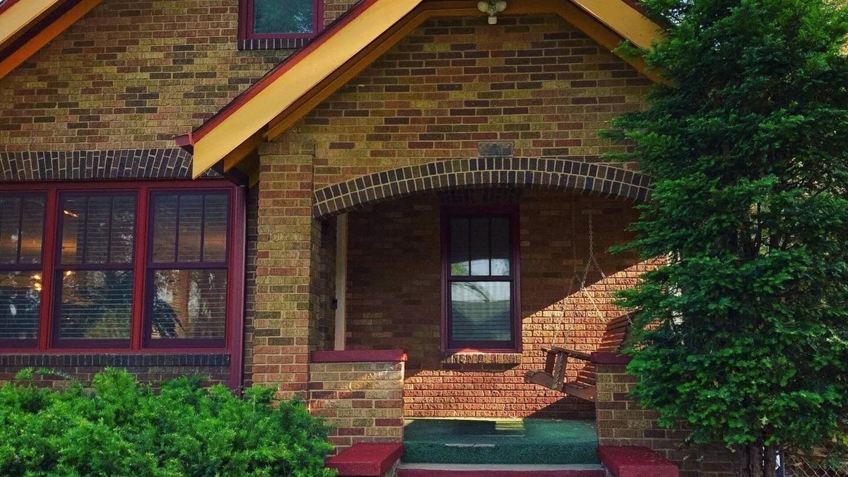 Benson House | Cozy N Clean Brick Bungalow Dundee- Best Porch Swing in the metro!