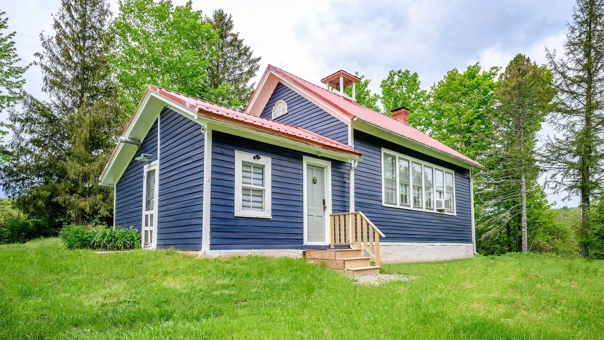 Naples House | Cozy Naples School House. Book your Finger Lakes retreat today! Skiing,WineTrail