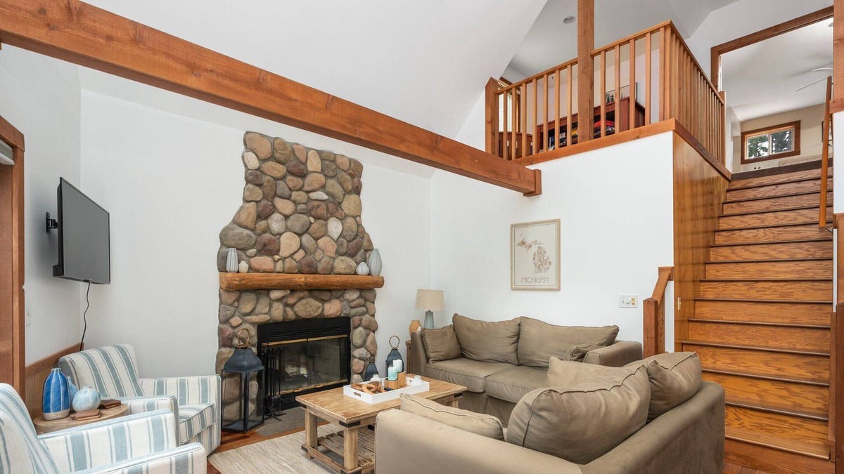 Central Lake House | Cozy, Nature perfect retreat, family or group get togethers!