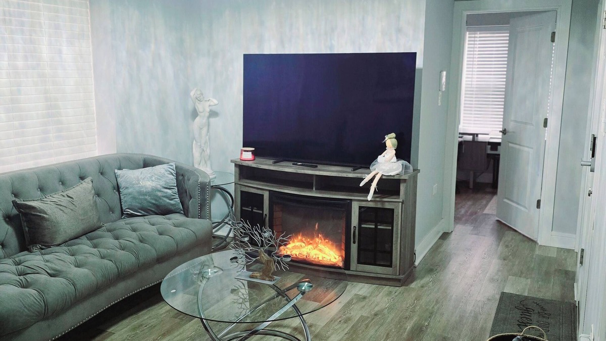 Greater Grand Crossing House | Cozy & Near Downtown, Hyde Park & the Metra