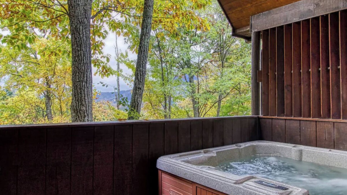 Wears Valley Cabin | Cozy & Nestled in the Woods! 1BD+Loft *HOT TUB!*
