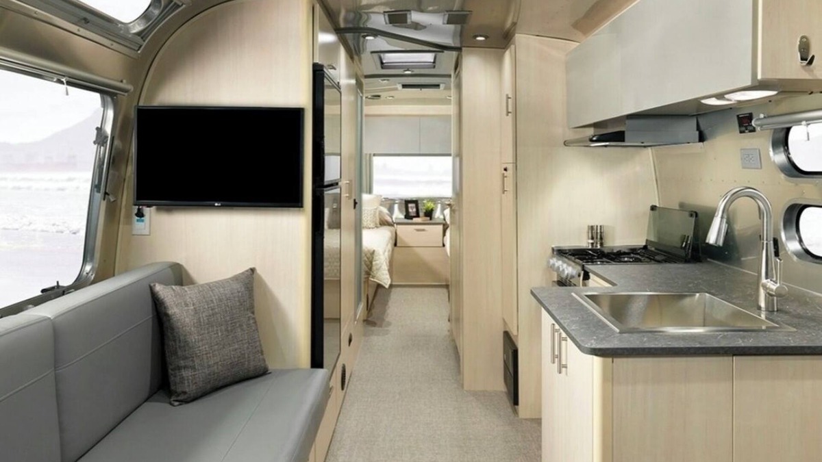Rock Elm House | Cozy New Airstream on remote Farmland, Pet Friendly, outdoor bathhouse, fire pit