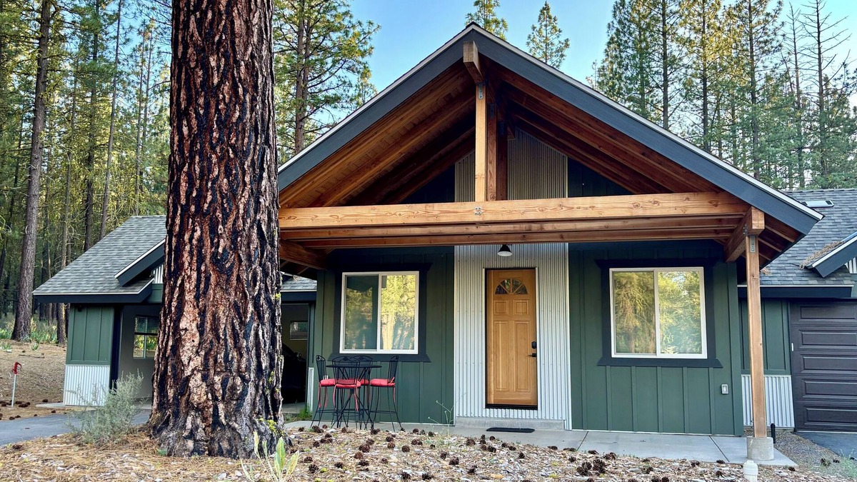 Portola House | Cozy New Cabin. Walking distance to wedding venue, Chalet View Lodge!