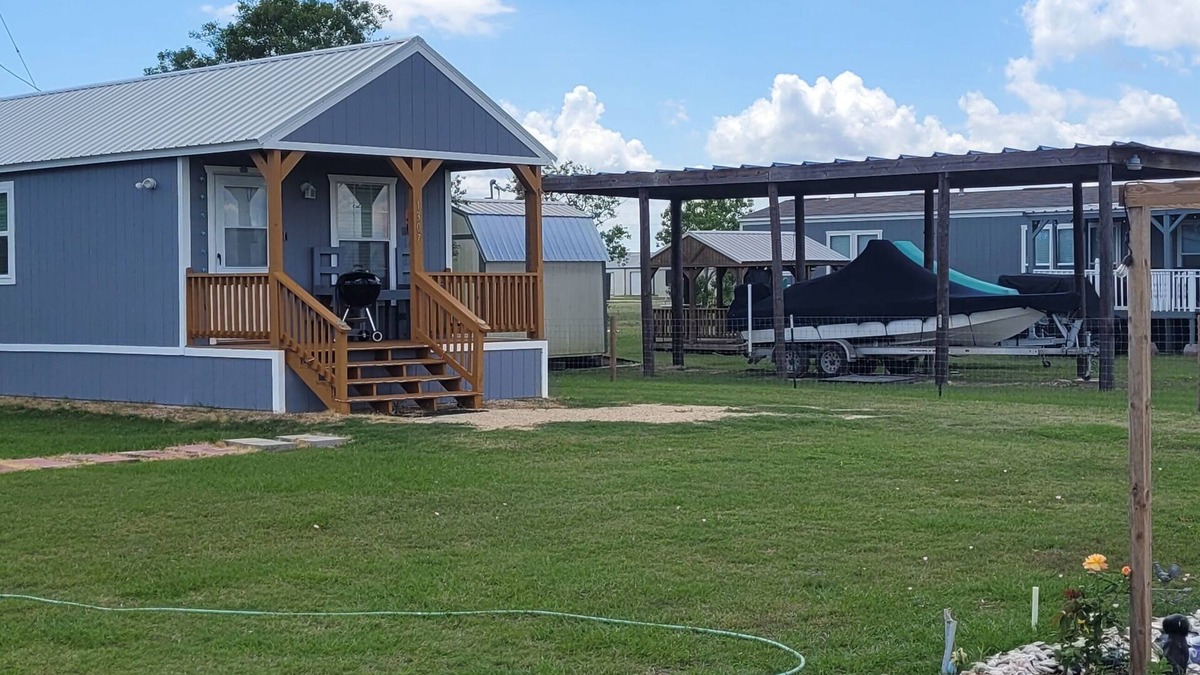 Long Mott Cabin | Cozy New Cabins