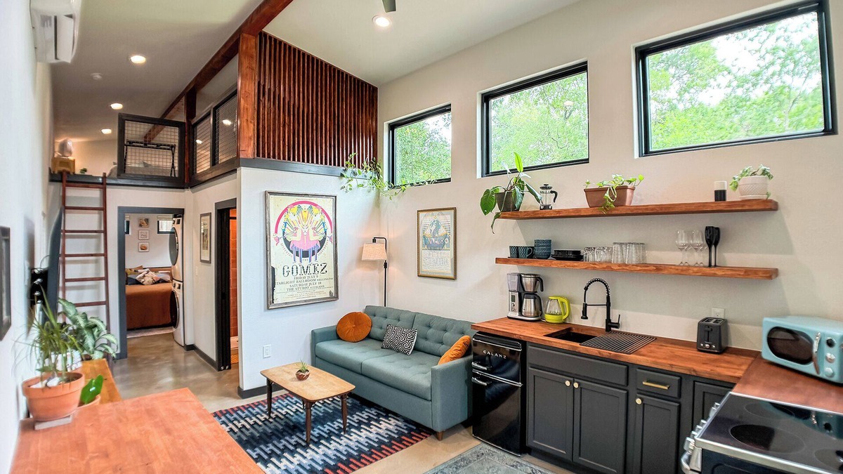 MLK House | Cozy, new, east ATX Tiny home w/King bed, close to UT campus, downtown, airport