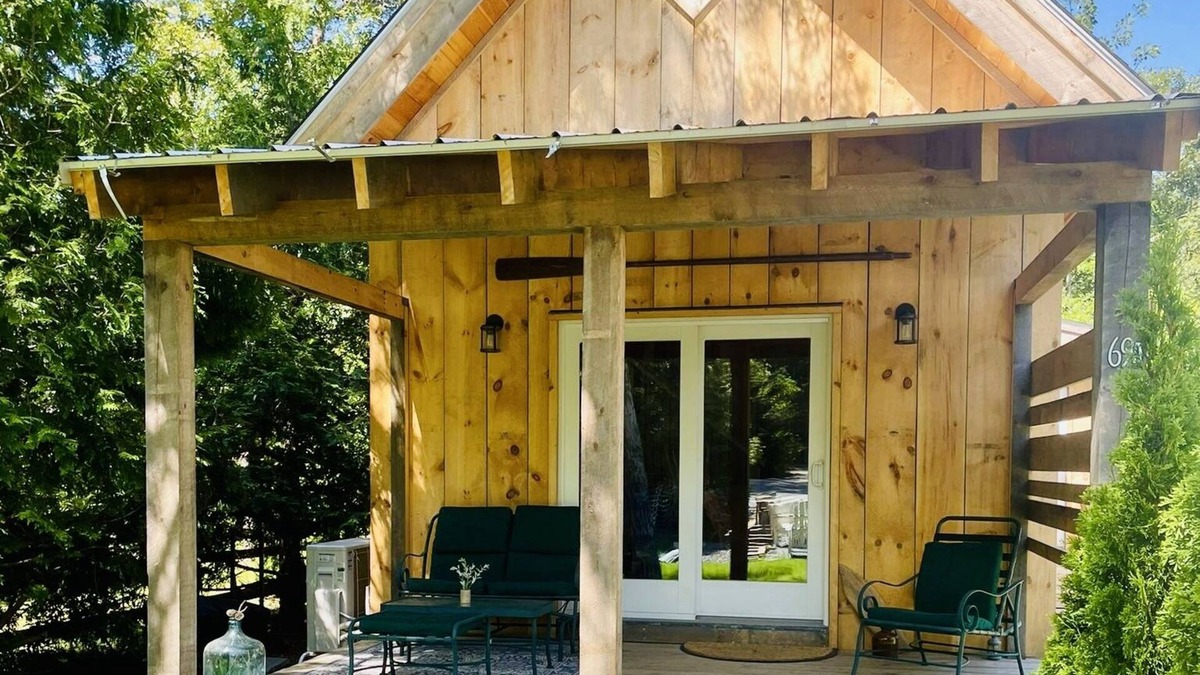 Vineyard Haven Cottage | Cozy New TimberFrame Vineyard Haven!