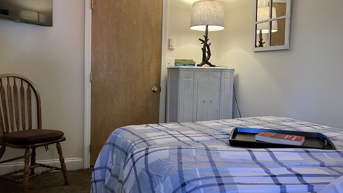 Newmarket Apartment | Cozy Newmarket Escape! Wine & WiFi! Full Kitchen!