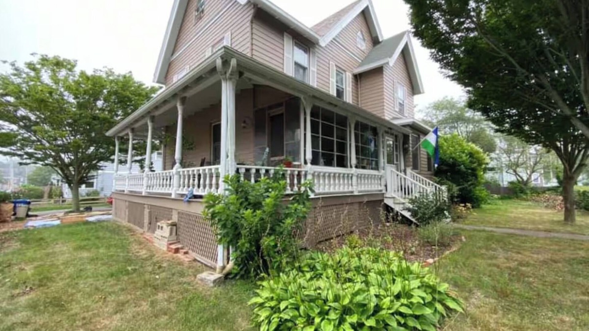 Bellevue Avenue Historic District Apartment | Cozy Newport Studio, steps to Cliff Walk, Beaches & Downtown