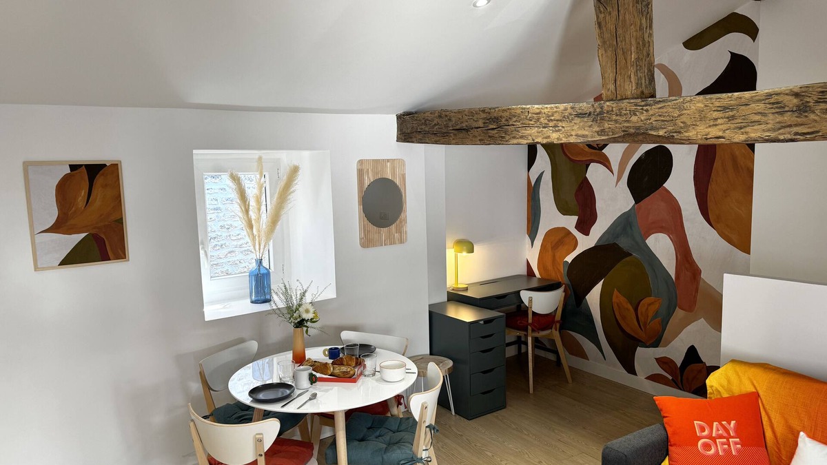 Centre Ville Apartment | Cozy Niort Arboretum Duplex with terrace