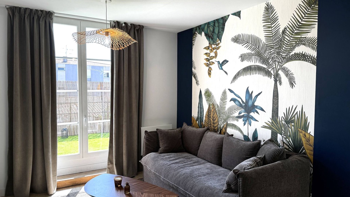 Centre Ville Apartment | Cozy Niort Yellow Pink 2-room apartment with balcony