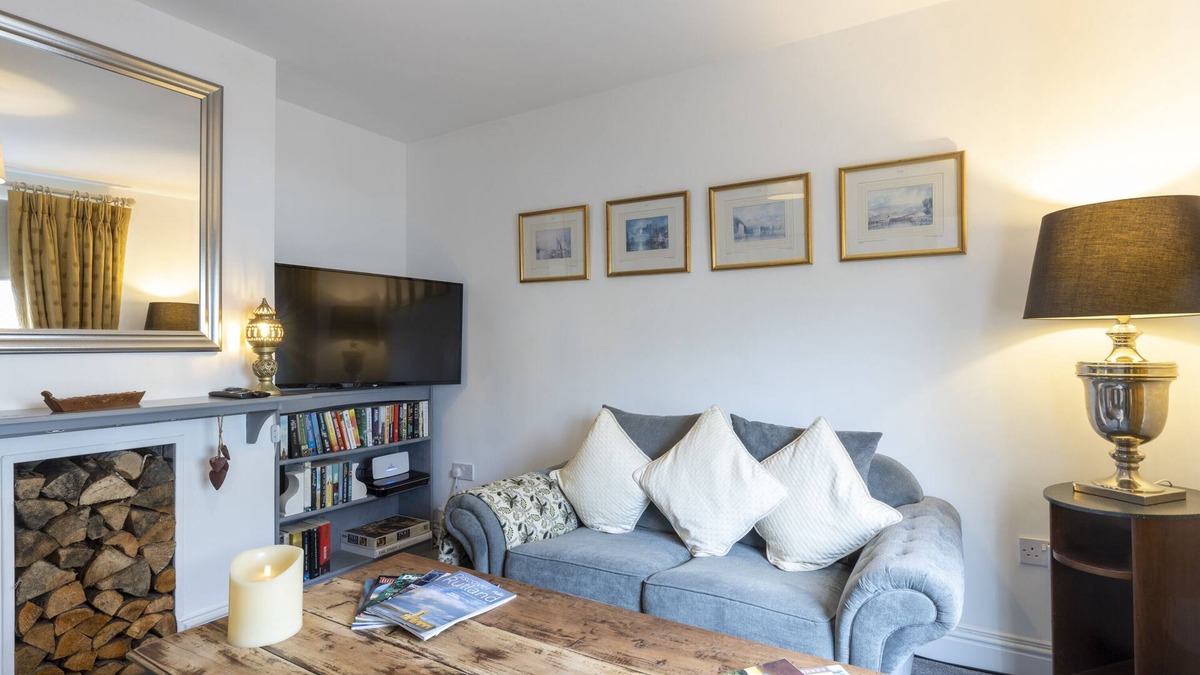 Oakham House | Cozy Nook Cottage - Sleeps 4, Garden & Parking