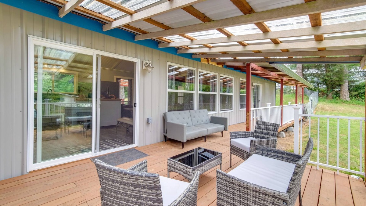 North Bend House | Cozy North Bend Getaway Near Dunes + Ocean!
