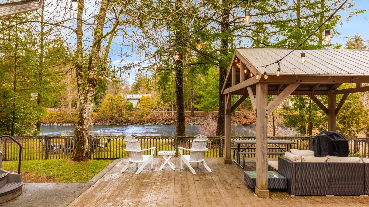 Tanner House | Cozy North Bend Riverfront Cabin w/hot tub!
