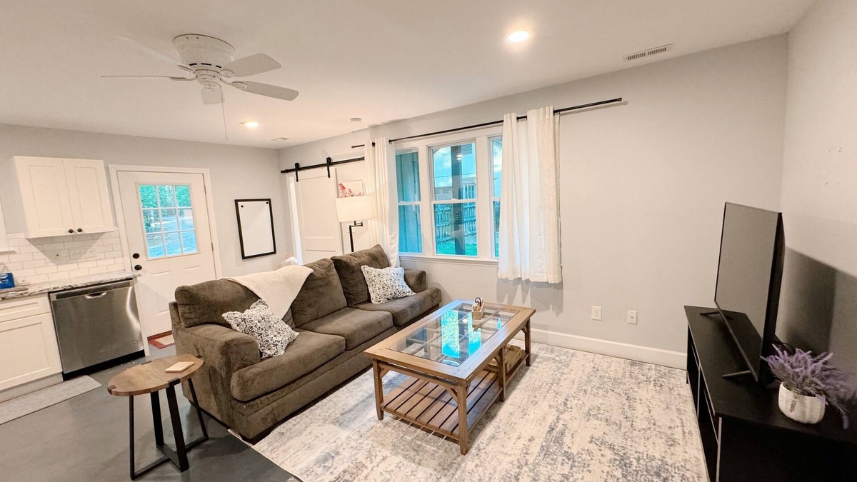 Raleigh House | Cozy North Raleigh Guest House - near RDU, DTR, + major Hospitals