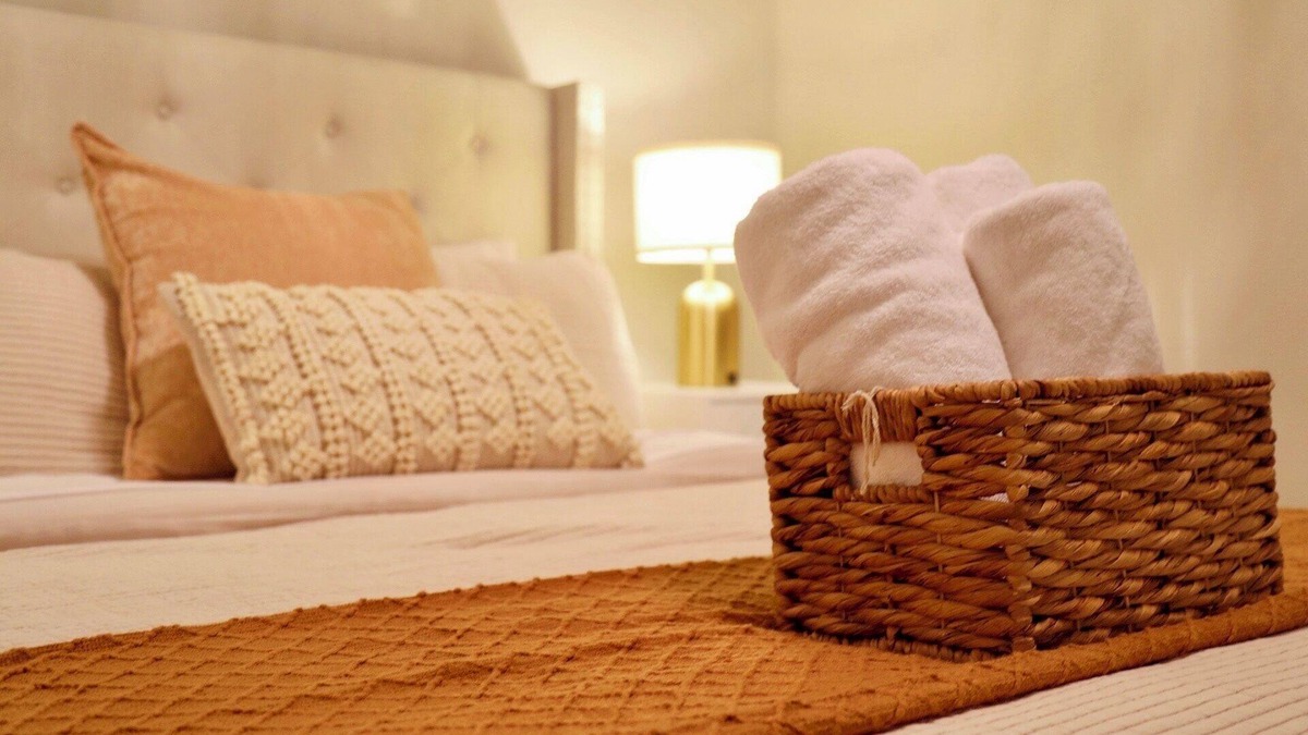 Oakville House | Cozy Oakville 1- Bedroom studio apt w/private entrance/kitchen/wi-fi/parking