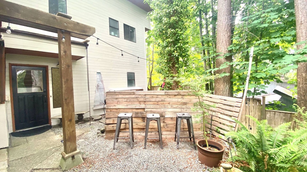 Campbell River Apartment | Cozy Ocean View Carriage Home