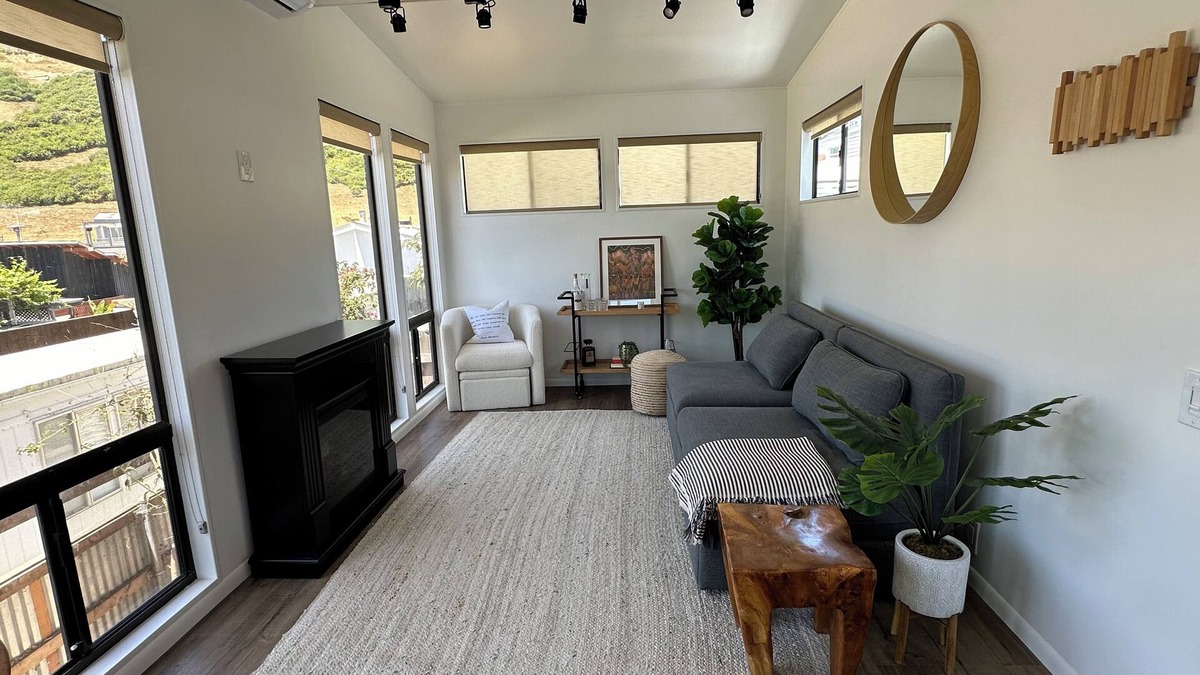 Pacific Palisades House | Cozy ocean view mobile home in amazing Pacific Palisades with AC, WiFi & Laundry