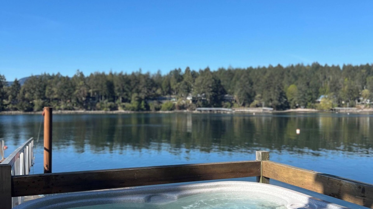Long Harbour House | Cozy Oceanfront Paradise: Hot Tub, Sauna & Private Dock – 5 Min to Town!