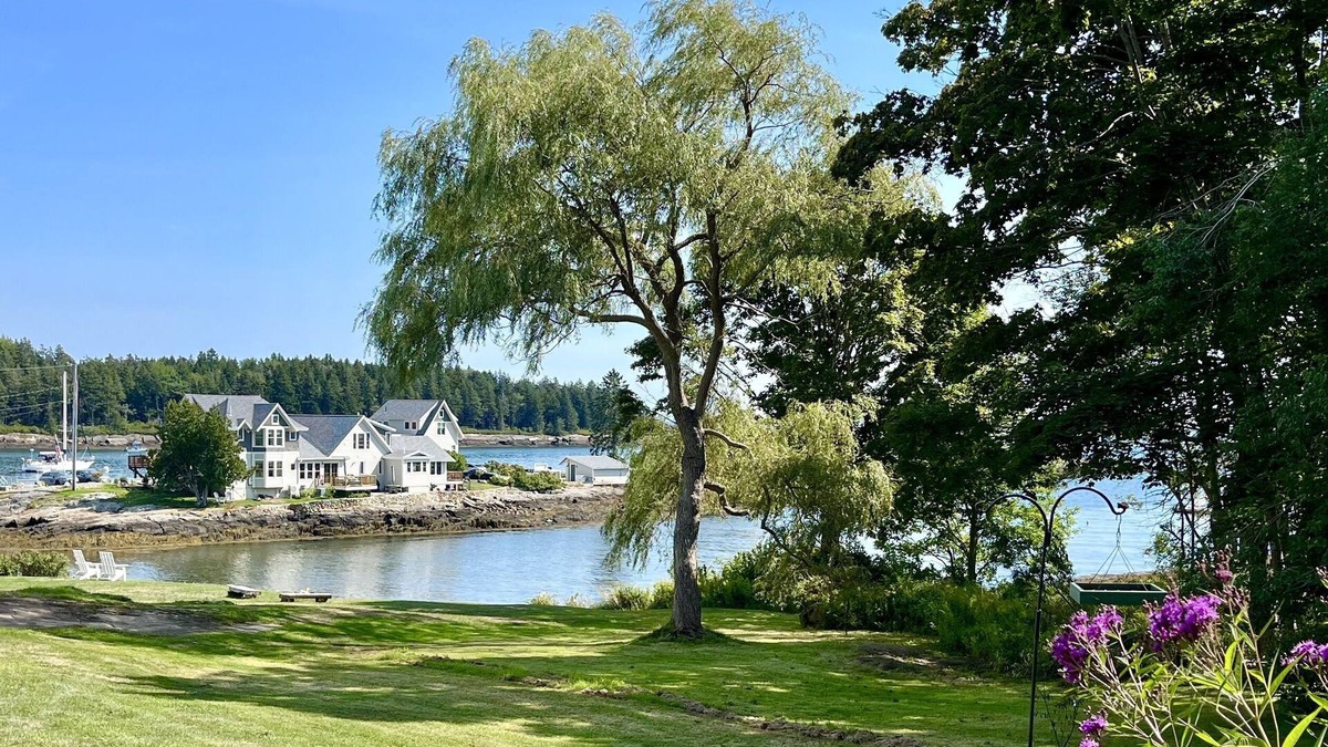 Orrs Island Cottage | Cozy oceanfront cottage on Orr's Island