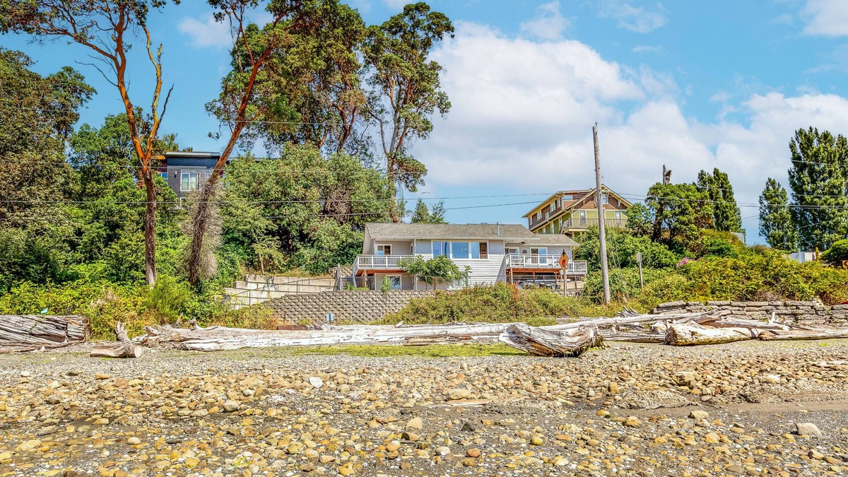 Vashon Island House | Cozy oceanfront home with amazing beach views & alfresco deck