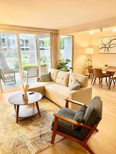Marina del Rey Apartment | Cozy Oceanfront Pool view Condo in Marina Del Rey