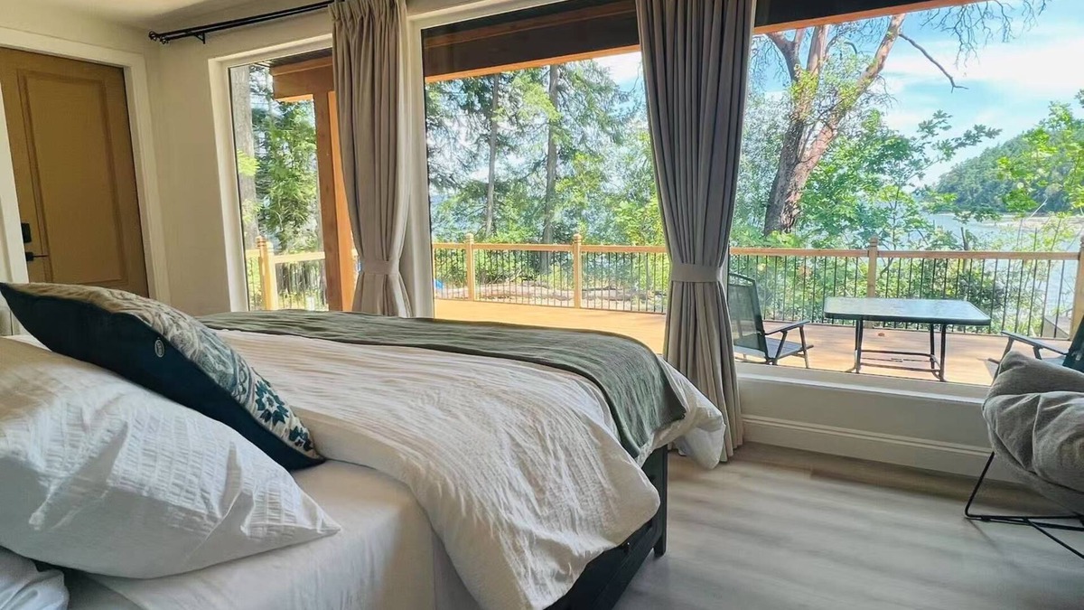 Yellow Point Apartment | Cozy Oceanfront Studio with King bed/Beach Access