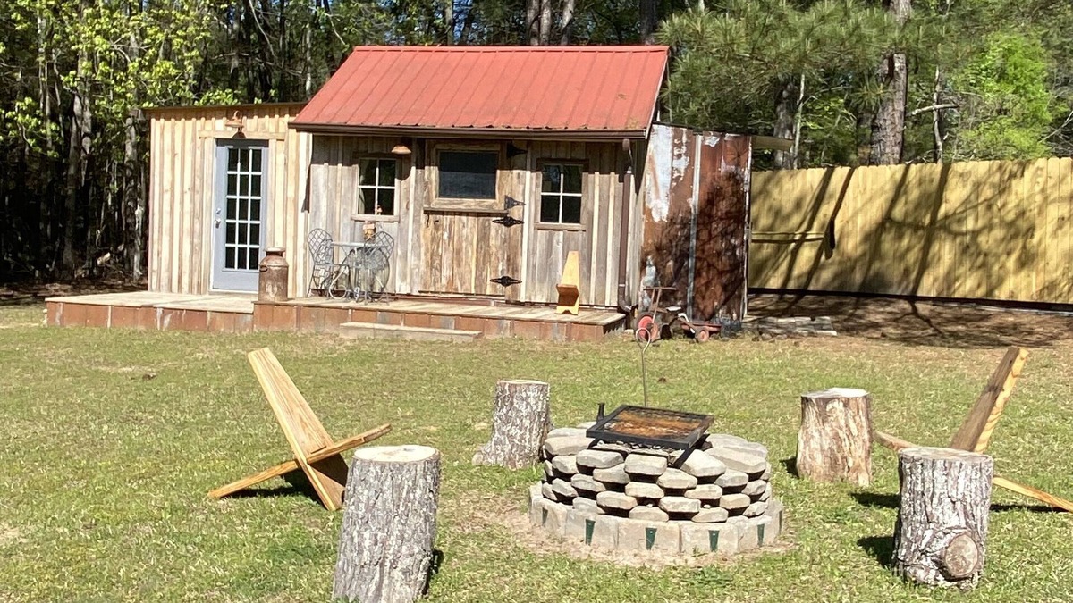 Greenwood Cabin | Cozy Off Grid Cabin w/pond for fishing.