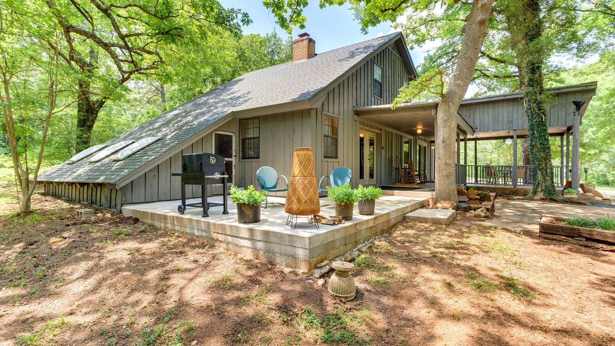 Davis House | Cozy Oklahoma Retreat w/Patio, Fire Pit & Grill!