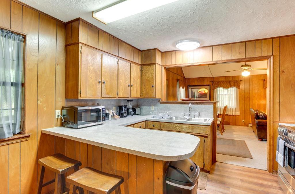 Davis House | Cozy Oklahoma Retreat with Patio, Fire Pit and Grill!