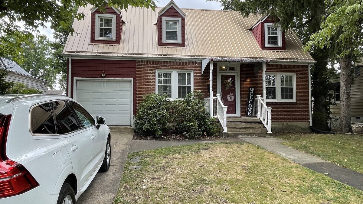 Kingsport House | Cozy on Carolina