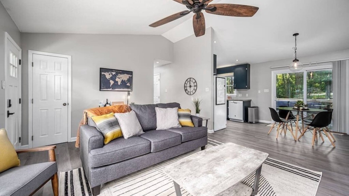 Apex House | Cozy on Ger-Maine St. 1 Mile From Downtown Apex