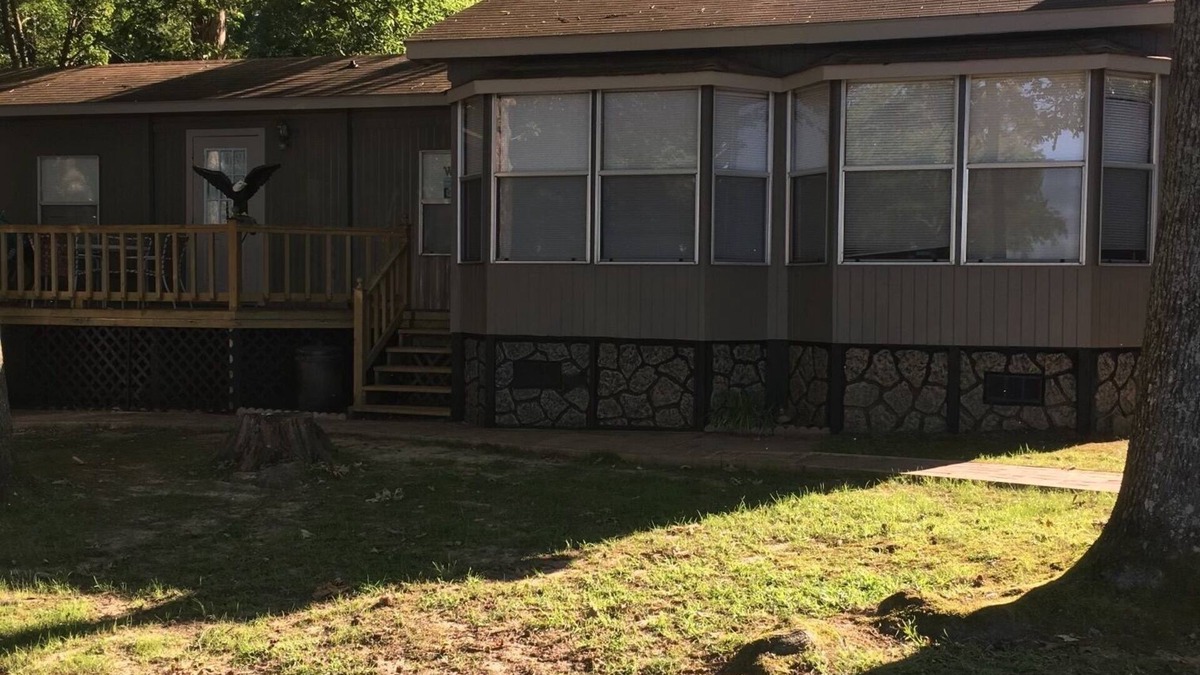 Houston House | Cozy on the lake lodging with kayaking and fishing supplies furnished.