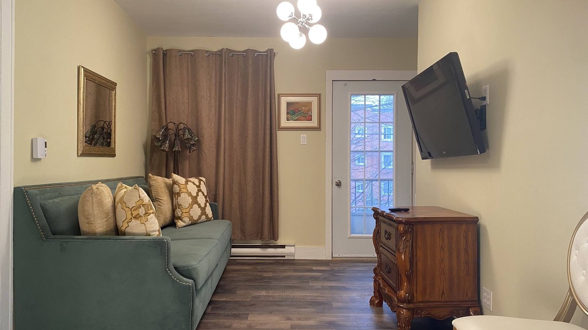 Dorval Apartment | cozy one bedroom apartment located in heart of dorval