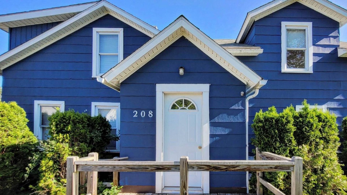 Ebensburg Cottage | Cozy one bedroom cottage on the edge of town. Close to trails and lakes.