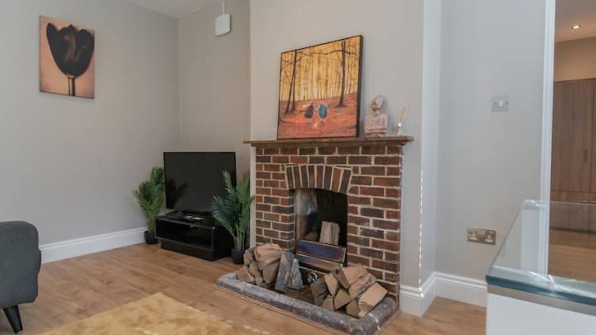 Brasted House | Cozy One Bedroom Cottage With Spacious Garden + BBQ