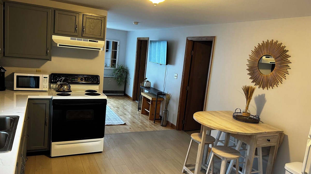 Clarendon Apartment | Cozy One-Bedroom Retreat with Mountain Views in charming Clarendon