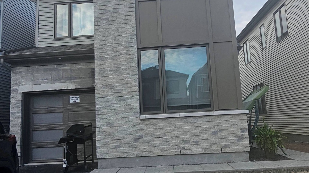 Ottawa Division House | Cozy One room Unit in a House, in a great location in Barrhaven Half Moon Bay.