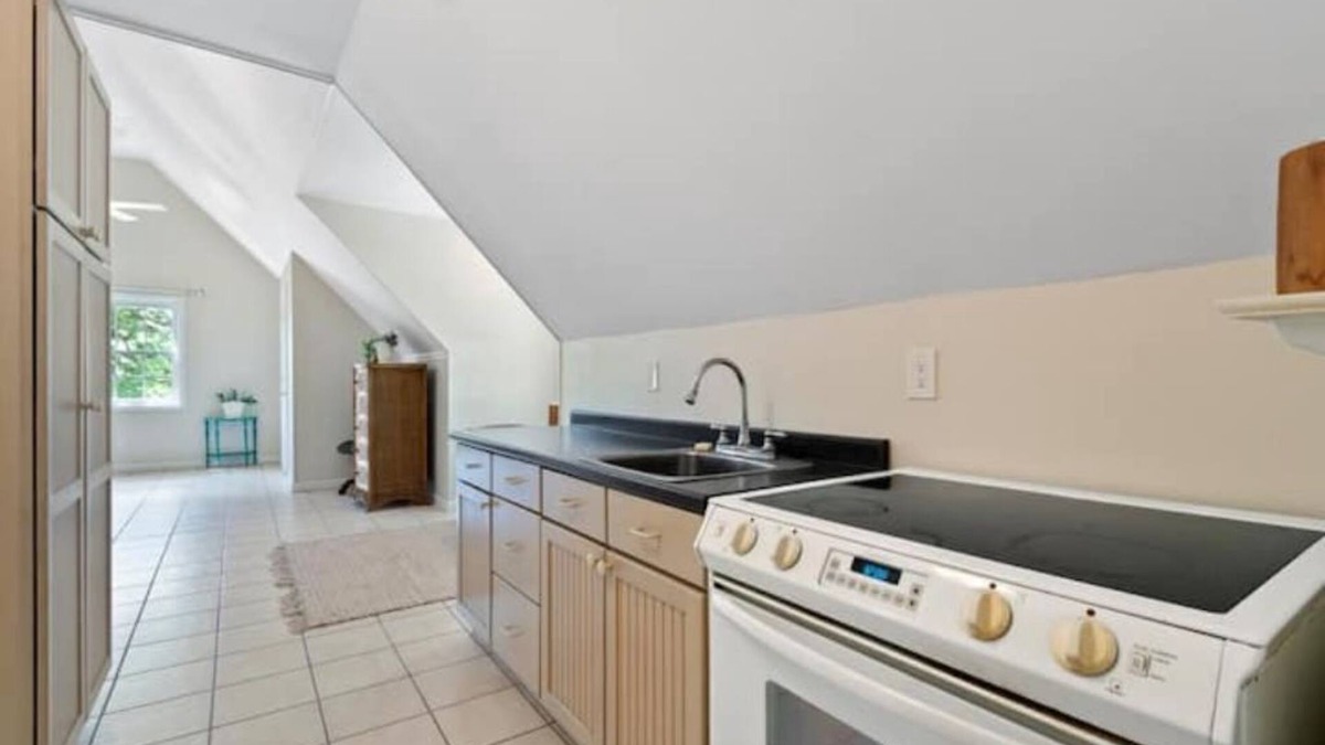 Moore Haven Apartment | Cozy open concept above garage apartment. 4 beds. Cottage Kitchen.