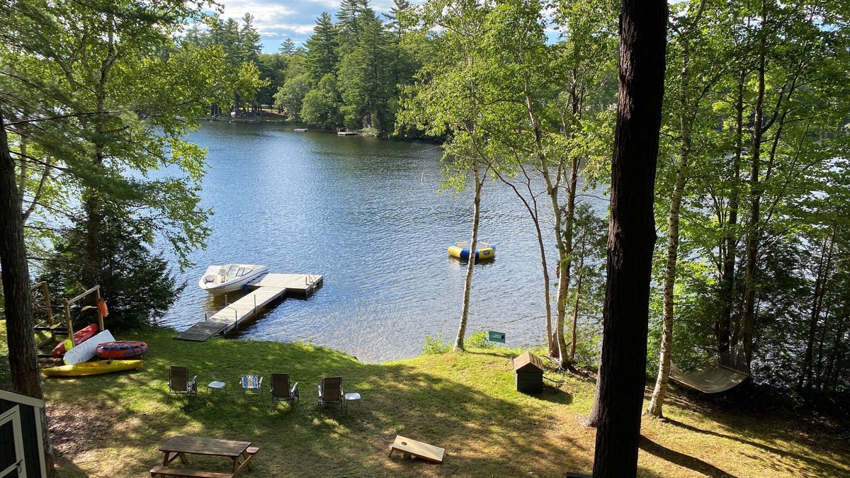 Oakland Cabin | Cozy Open Concept Lake House with Large Deck & Waterfront, perfect for families!