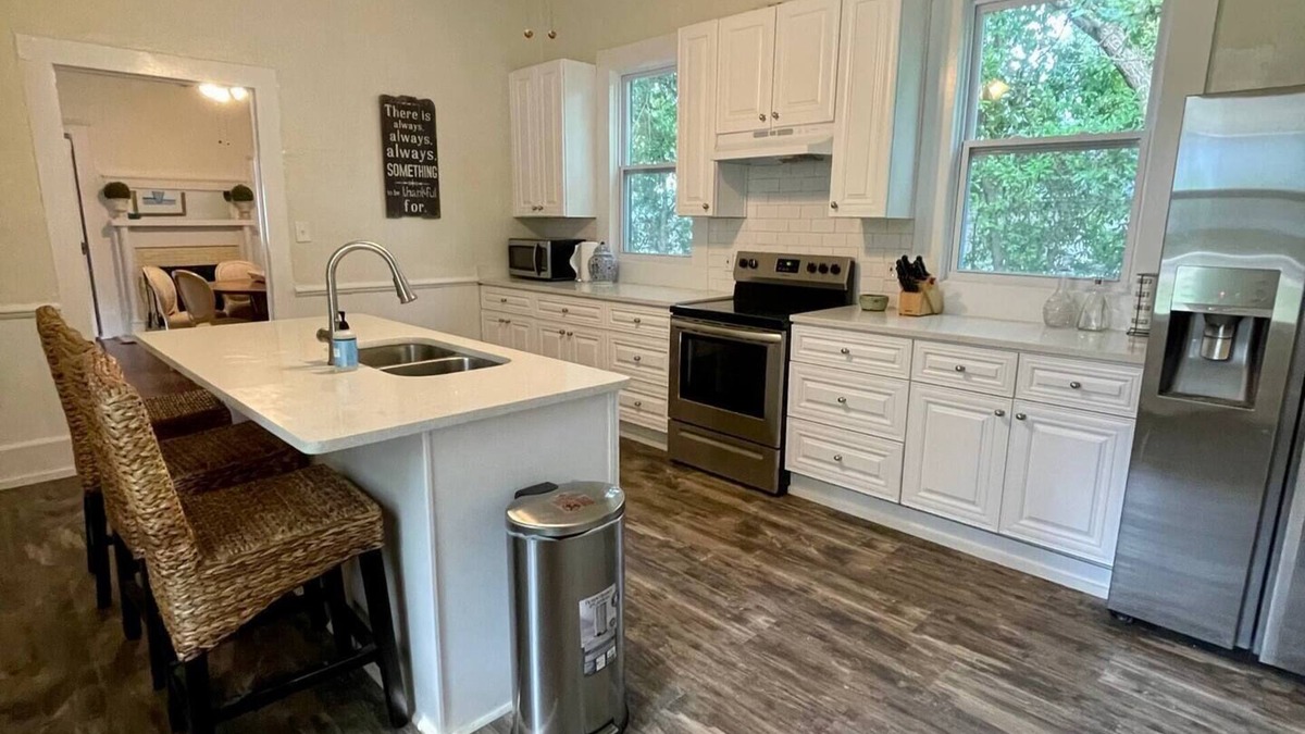 Thomaston House | Cozy Original Neo-Colonial 4 Bedroom Home in Downtown